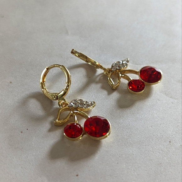 Earrings - Dangling cherries - Picture 2 of 2